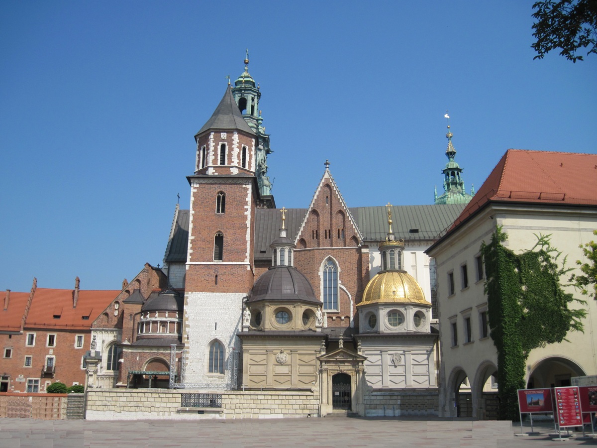 42-Cracovia-Esterno della Cattedrale con la Cappella di Sigismondo e la cappella della dinastia VASA